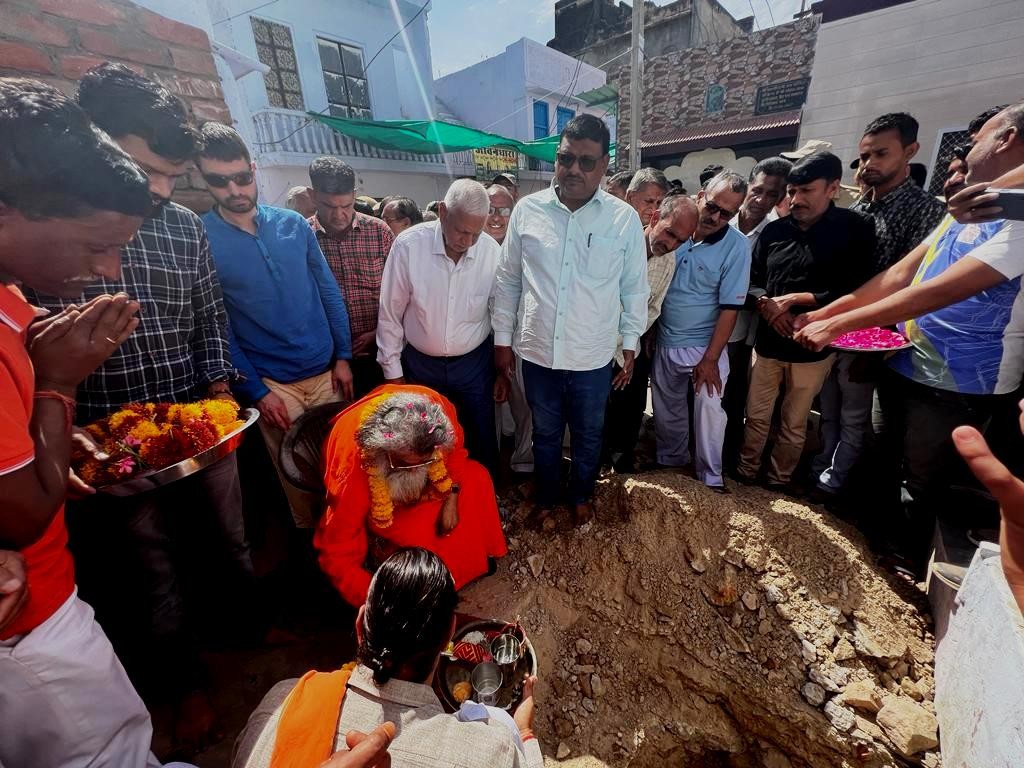 Vishwaguruji lays foundation stone in Shree Jwala Mata Mandir near Kailash Ashram