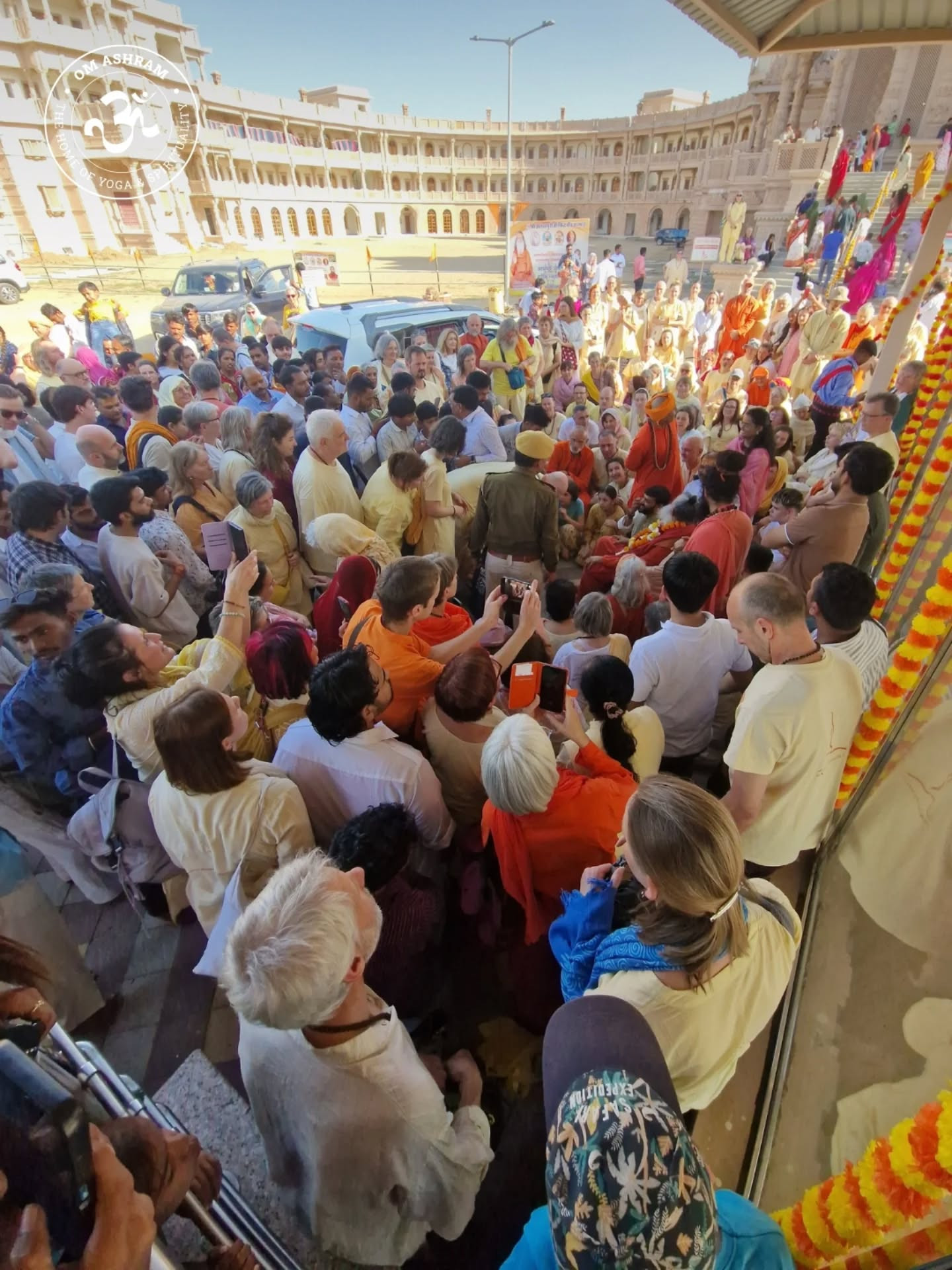 Pilgrimage to Gurudev's lotus feet crowned with Mahashivaratri celebration