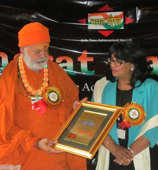 Swami Maheshwarananda receives award