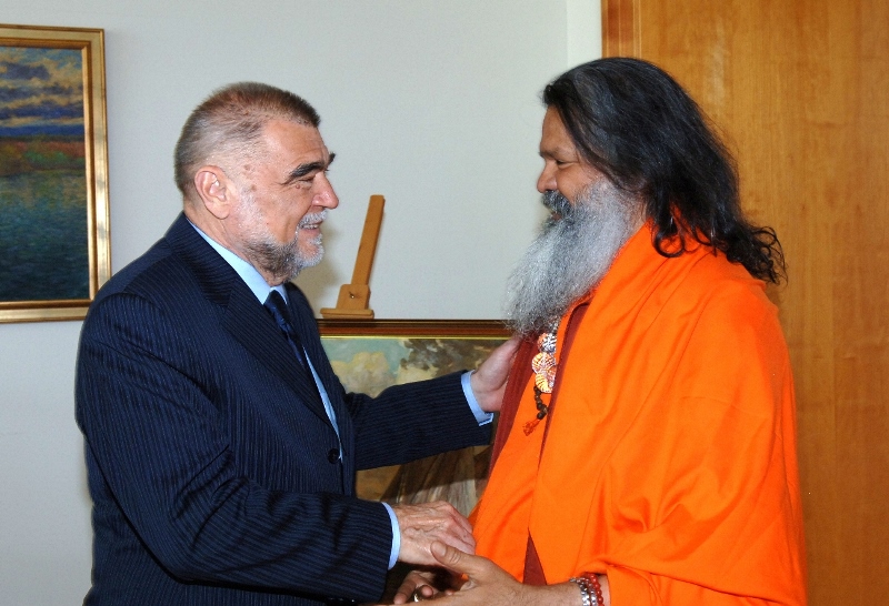 Swami Maheshwarananda with President Mesic1