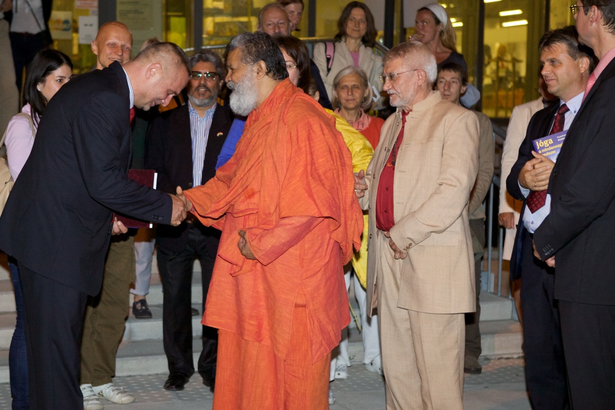 Vishwaguru Swami Maheshwarananda at Science Centre Győr, Hungary