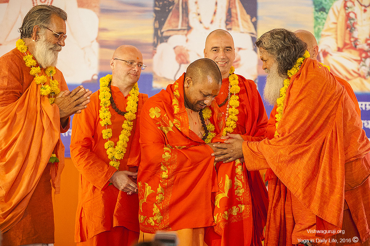 HH Yogi Adityanath Ji visits Vishwaguruji in our Camp