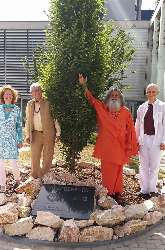 Swamiji.Gyor.peace.tree.2017.06.12