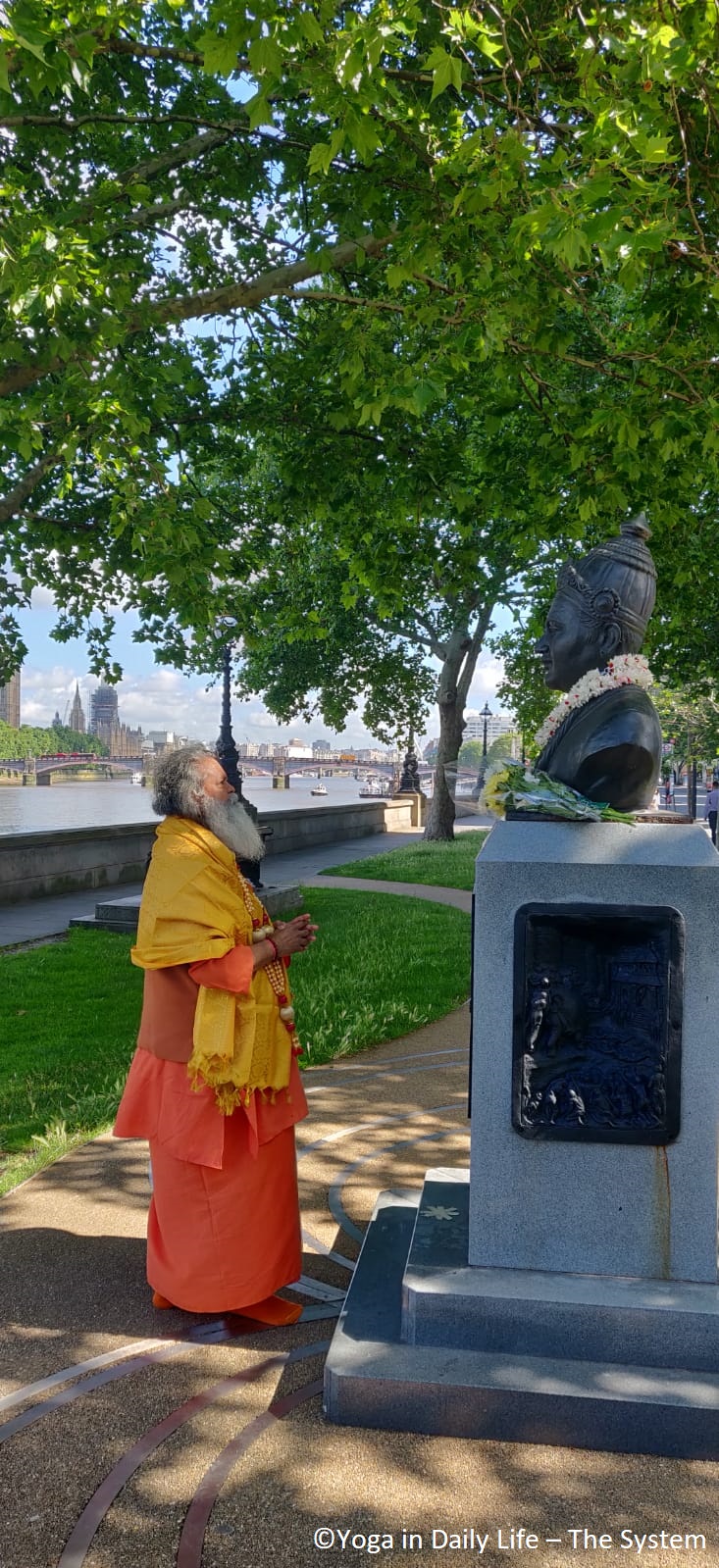 2019 06 21 Basaveshwara statue Vishwaguruji offering prayers