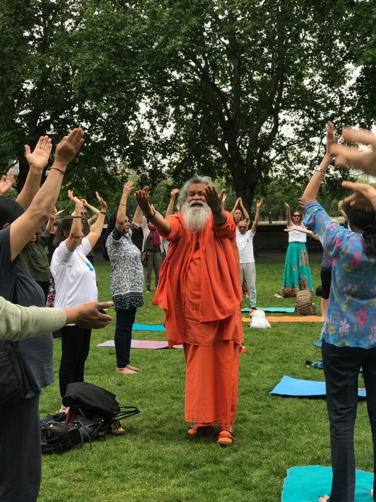 2019 06 21 IDY London Victoria Tower Gardens Vishwaguruji leads yoga asanas